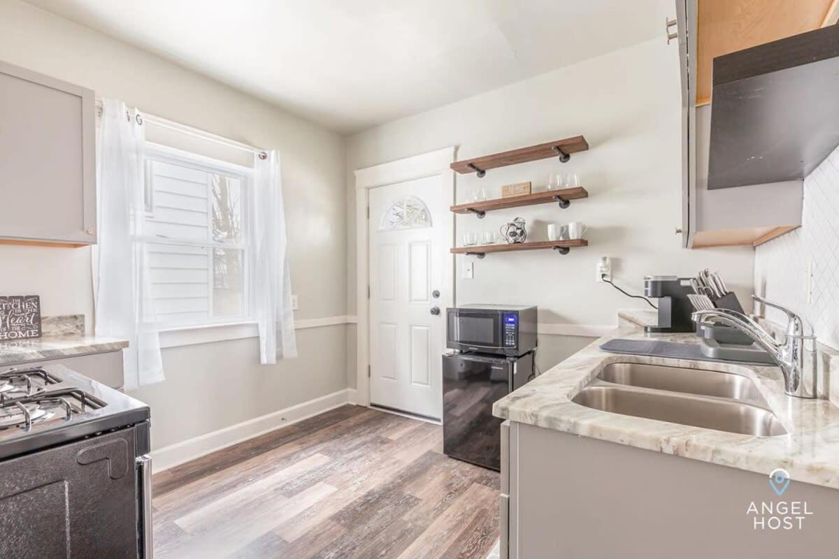 Newly Remodeled Apt, South Hills Old Brooklyn Area Кливленд Экстерьер фото